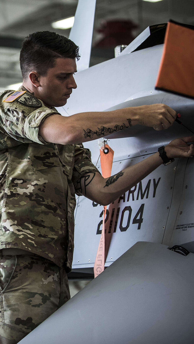 Un mecánico del Army reparando una aeronave.